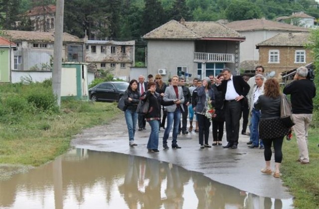 Вицепрезидентът на България Маргарита Попова посети наводненото село Априлово
