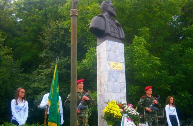Отрупаха с цветя паметника на Ботев