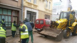 Възстановителните дейности по засегнатите от валежите участъци продължават