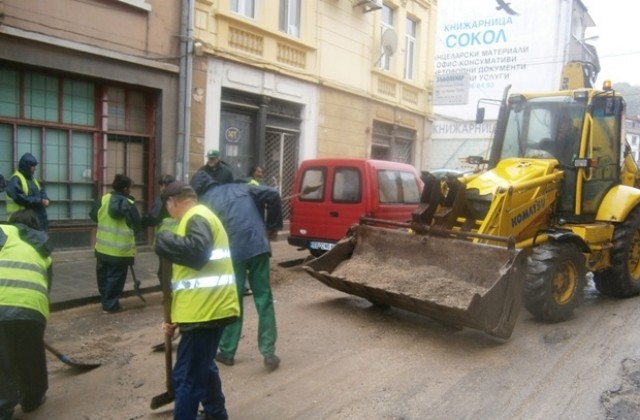 Възстановителните дейности по засегнатите от валежите участъци продължават