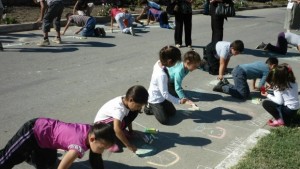 Волейболен мач игри и рисуване върху асфалт за Деня на