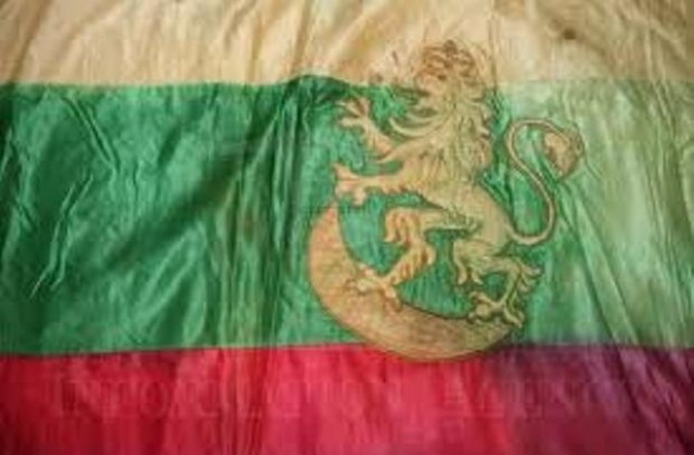 Венци и цветя в знак признателност към героите