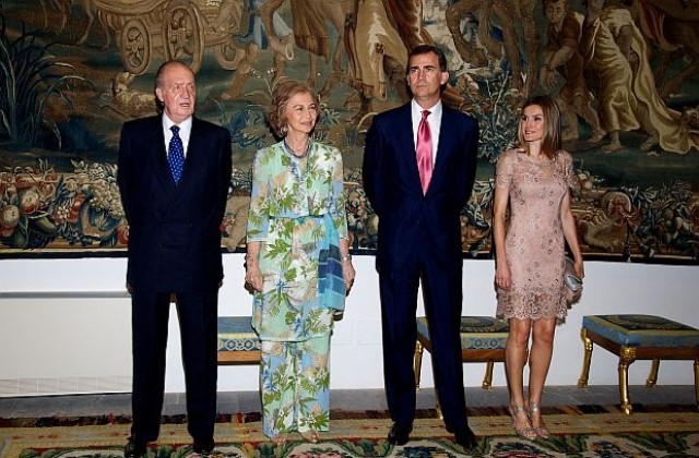 Испанският крал абдикира в полза на сина си