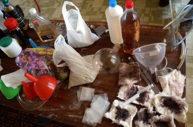 Осъждан 6 пъти дилър си направил нарколаборатория