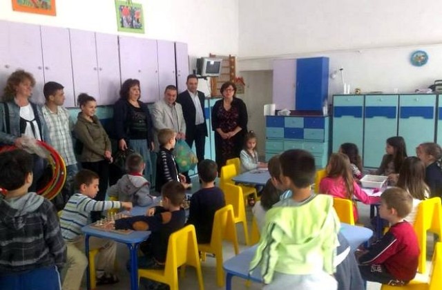 Млади социалисти зарадваха децата от детска градина Чучулига