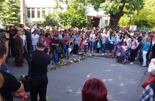 Старозагорци продължават да носят цветя в памет на Паоло