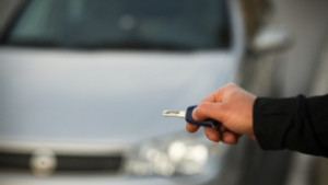 Дрогиран се заключи в колата си пред полицаи