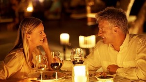 Изобретиха покривка която се превръща в маса за двама