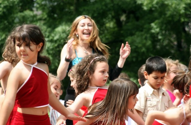 С песни и танци малчуганите от детските градини посрещнаха лятото