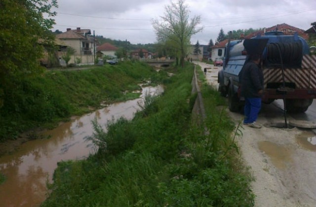 Река Хлебаровска отново заплашва да наводни Цар Калоян, затлачена е