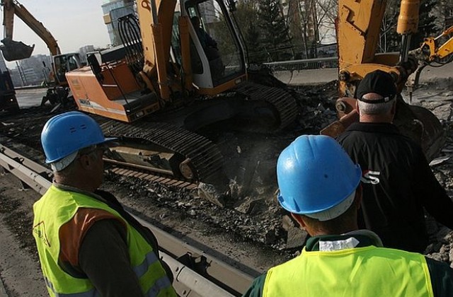 Скъсаха газопровод по време на ремонт на бул. България