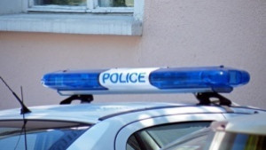 Психично болен в Кермен стоя 4 часа на покрив на