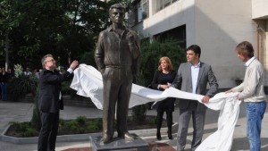 С водосвет откриха бронзовия Апостол Карамитев в Димитровград
