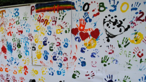 Стотици оставиха цветни отпечатъци от дланите си на паното до