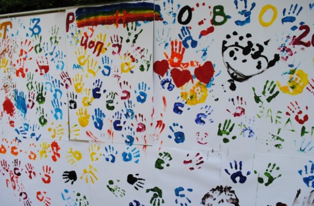 Стотици оставиха цветни отпечатъци от дланите си  на паното до Павилиона на щастието