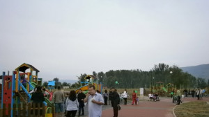 Малолетни вилнеят в парк Казармите трошат цветните фигури