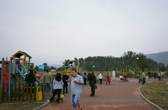 Малолетни вилнеят в парк Казармите, трошат цветните фигури