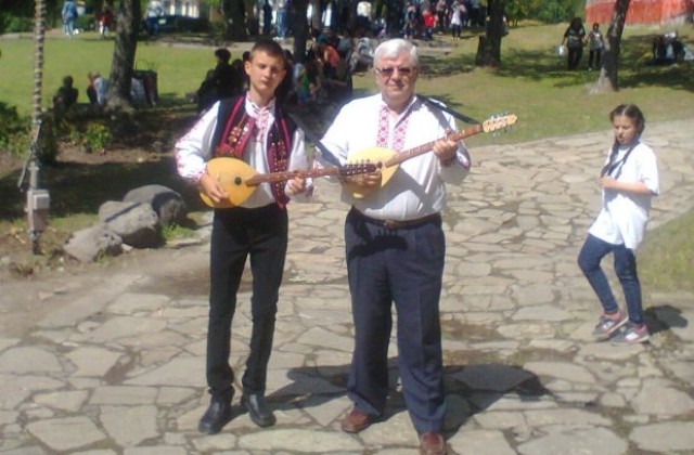 Димитър Цонков спечели международна награда с изпълнението си на тамбура