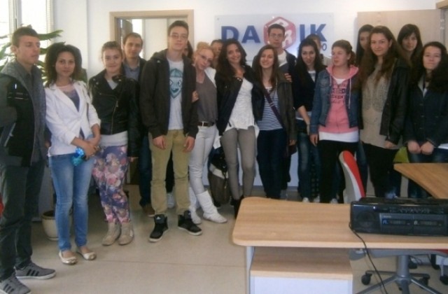 Млади журналисти от НАГ седнаха зад микрофоните на Дарик радио