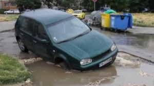 Дупка на ВиК почти погълна Голф ВИДЕО
