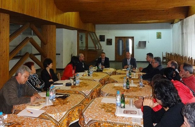 Уволняват по списък в завода за столове