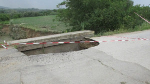 Забраниха движението по пътя Горски долен Тръмбеш Върбица