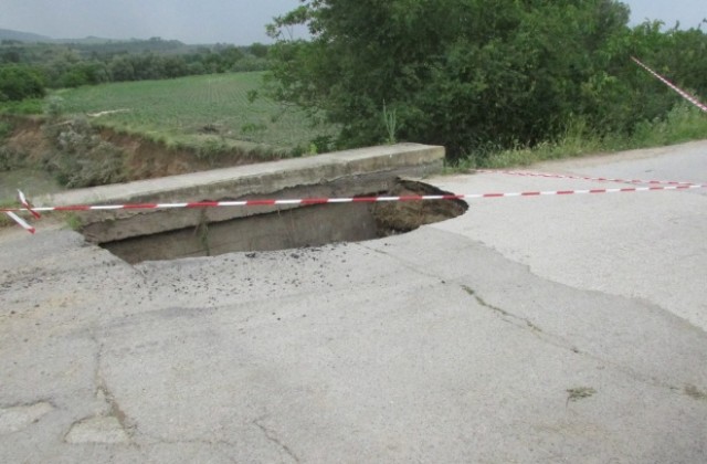 Забраниха движението по пътя Горски долен Тръмбеш - Върбица