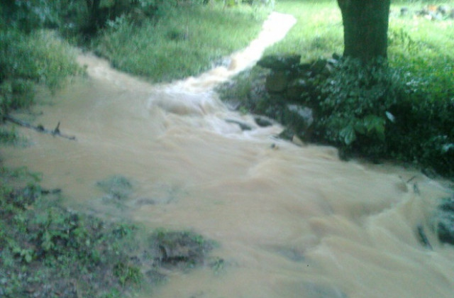 Облачно време с дъжд и гръмотевици