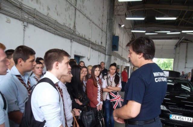 Рон и Роко демонстрираха безпогрешен нюх пред русенски ученици