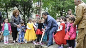 Кметът Даниел Панов направи първа копка на детска площадка за