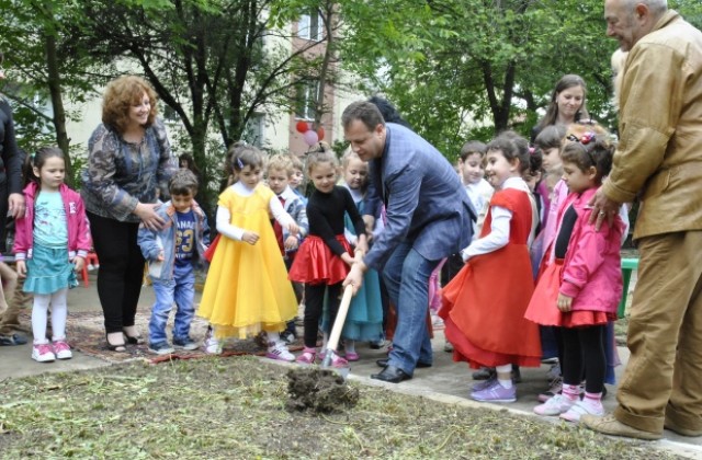 Кметът Даниел Панов направи първа копка на детска площадка за ЦДГ Слънчев дом