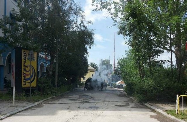 Служебен автомобил на полицията горя пред управлението й в Димитровград
