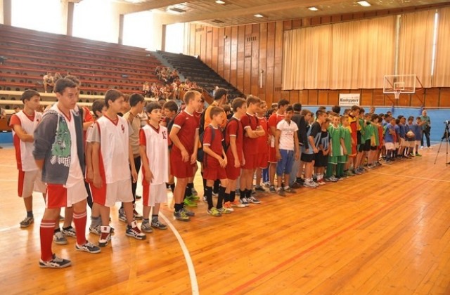 Наградиха победителите в областния турнир по футбол на малки вратички