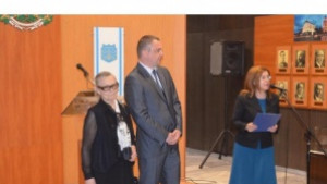 Кметът Иван Портних награди Цветана Манева с почетен плакет