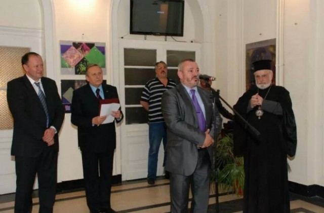 Проф. Пламен Легкоступ подреди изложба в БАН