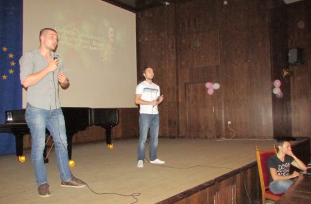 Създателите на Българска история с открит урок пред ученици в Г. Оряховица