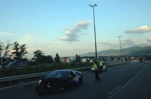 Джип смаза спортна кола при тежка катастрофа в столицата