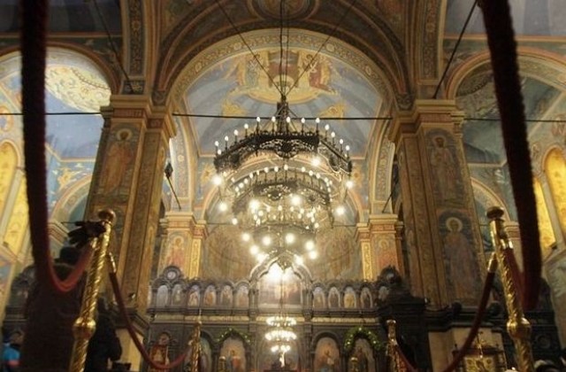 Православната църква чества Петдесетница