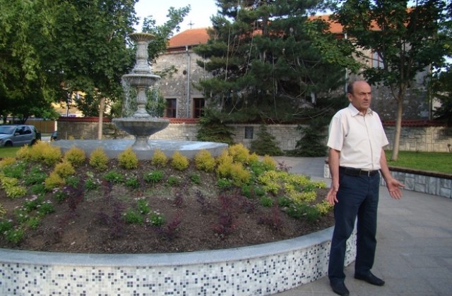 Село Добрич с нов фонтан и протест срещу продажбата на имот до манастира. Иска помощ за завършването му