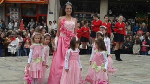 Царицата на розите носи козметика с розово масло в Япония