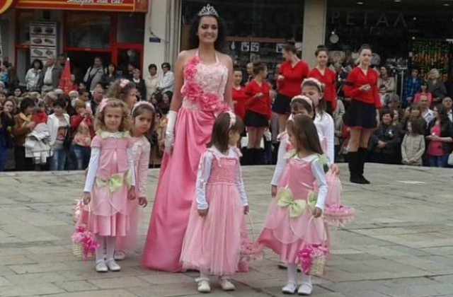 Царицата на розите носи козметика с розово масло в Япония