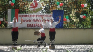 Победителите в събора Върбова свирки свири