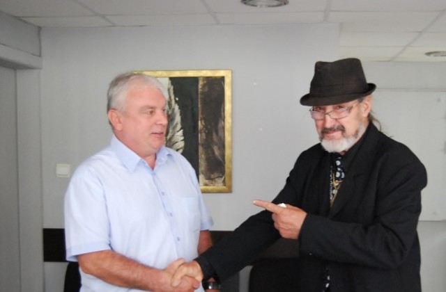 В приемната на Евгени Стоев великотърновци настояват за незабавна оставка на правителството и избори наесен