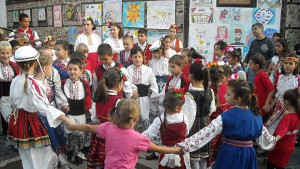 Деца от Център по изкуства с изненада за възрастни хора
