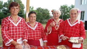 Пълнено пиле с боб и родопско чеверме за готварския събор