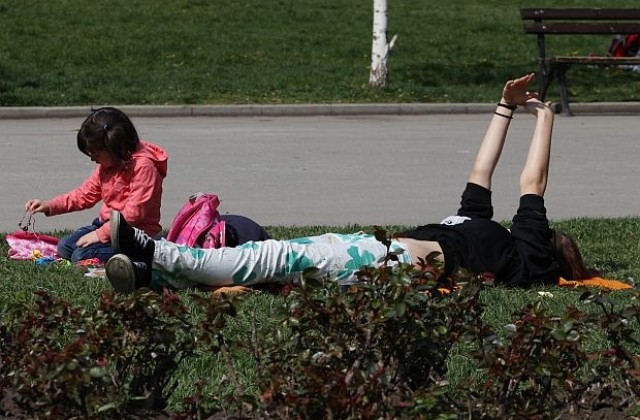 Обработват повторно паркове и градинки в София срещу кърлежи и комари