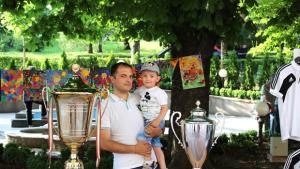 Попово празнува с купите на Лудогорец
