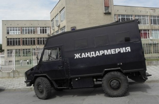 Специализираните полицейски части се включиха в охраната на черешовите масиви