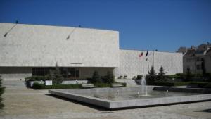 Изложба живопис на тема Импровизации на Любен Генов откриват в