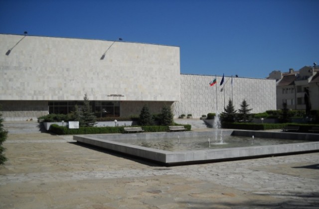 Изложба живопис на тема „Импровизации на Любен Генов откриват в Кюстендил